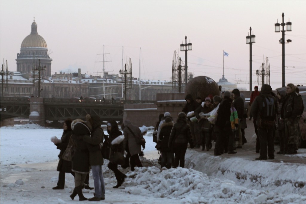 By-Tatyana-Svirid_Volunteers-are-going-to-install-the-ice-candles-on-Neva-river_18-02-2012.jpg